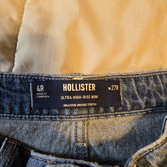 Hollister High Rise Distressed Blue Jeans - Picture 3 of 3